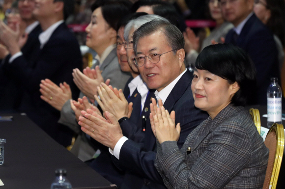 문재인 대통령이 28일 서울 삼성동 코엑스에서 열린 인공지능관련 회의 ‘DEVIEW2019’에 참석해 석상옥 네이버랩스 대표의 발표를 듣고 박수치고 있다. 오른쪽은 한성숙 네이버 대표. 2019. 10.28. 도준석 기자pado@seoul.co.kr