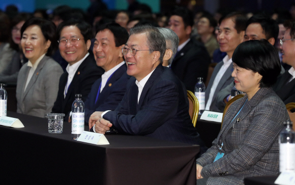 문재인 대통령이 28일 서울 삼성동 코엑스에서 열린 인공지능관련 회의 ‘DEVIEW2019’에 참석해 석상옥 네이버랩스 대표의 발표를 들으며 웃고 있다. 오른쪽은 한성숙 네이버 대표. 2019. 10.28. 도준석 기자pado@seoul.co.kr