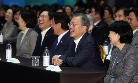 문재인 대통령이 28일 서울 삼성동 코엑스에서 열린 인공지능관련 회의 ‘DEVIEW2019’에 참석해 석상옥 네이버랩스 대표의 발표를 들으며 웃고 있다. 2019. 10.28. 도준석 기자pado@seoul.co.kr