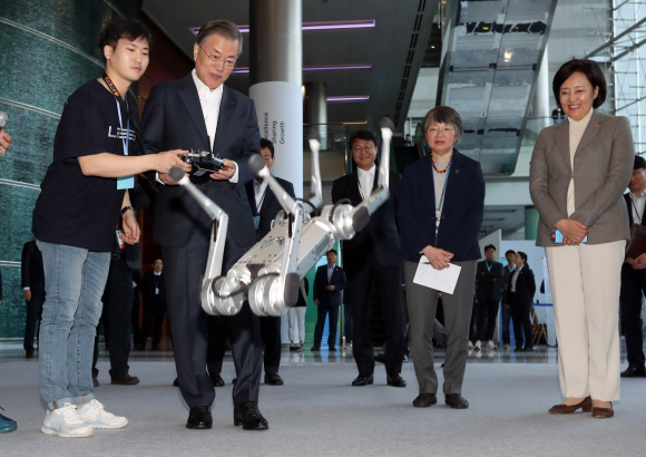 문재인 대통령이 28일 서울 삼성동 코엑스에서 열린 인공지능관련 회의 ‘DEVIEW2019’에 참석해 미니 치타로봇을 시연하고 있다. 2019. 10.28. 도준석 기자pado@seoul.co.kr