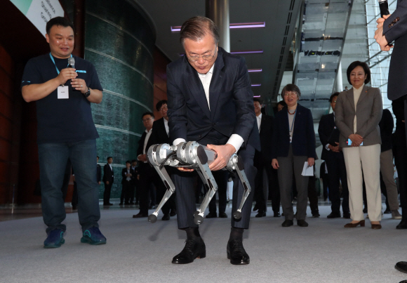문재인 대통령이 28일 서울 삼성동 코엑스에서 열린 인공지능관련 회의 ‘DEVIEW2019’에 참석해 미니 치타로봇을 시연한 뒤 로봇을 들어 보고 있다. 2019. 10.28. 도준석 기자pado@seoul.co.kr