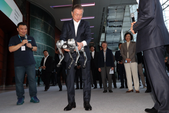 문재인 대통령이 28일 서울 삼성동 코엑스에서 열린 인공지능관련 회의 ‘DEVIEW2019’에 참석해 미니 치타로봇을 시연한 뒤 로봇을 들어 보고 있다. 2019. 10.28. 도준석 기자pado@seoul.co.kr
