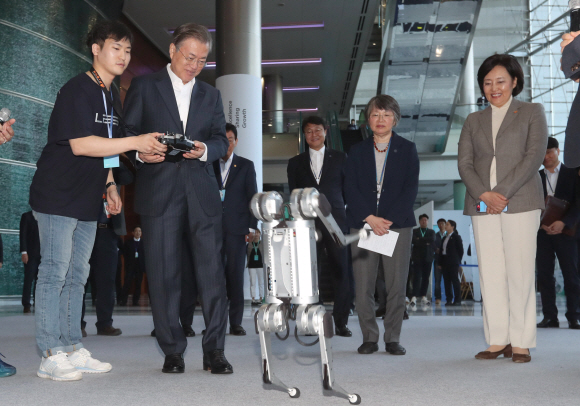 문재인 대통령이 28일 서울 삼성동 코엑스에서 열린 인공지능관련 회의 ‘DEVIEW2019’에 참석해 축사를 하고 있다. 2019. 10.28. 도준석 기자pado@seoul.co.kr