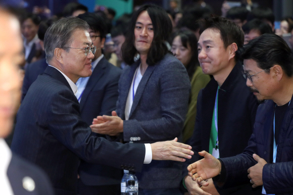 문재인 대통령이 28일 서울 삼성동 코엑스에서 열린 인공지능관련 회의 ‘DEVIEW2019’에 참석하며 발표자들과 인사하고 있다. 오른쪽부터 박원기 네이버비즈플랫폼 CEO, 박상진 네이버 CFO, 백준호 퓨리오사AI대표. 2019. 10.28. 도준석 기자pado@seoul.co.kr