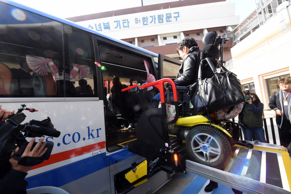 휠체어 탑승 고속버스의 시범운영이 시행된 28일 서울 강남고속버스터미널에서 휠체어를 탄 장애인들이 특별 제작된 고속버스에 승.하차 하는 시연을 하고 있다. 2019. 10. 28 정연호 기자  tpgod@seoul.co.kr