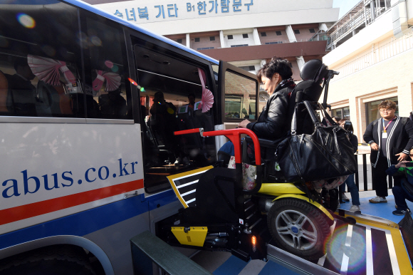 휠체어 탑승 고속버스의 시범운영이 시행된 28일 서울 강남고속버스터미널에서 휠체어를 탄 장애인들이 특별 제작된 고속버스에 승.하차 하는 시연을 하고 있다. 2019. 10. 28 정연호 기자  tpgod@seoul.co.kr