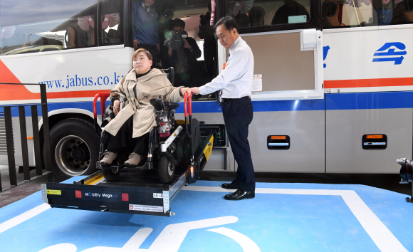 휠체어 탑승 고속버스의 시범운영이 시행된 28일 서울 강남고속버스터미널에서 휠체어를 탄 장애인들이 특별 제작된 고속버스에 승.하차 하는 시연을 하고 있다. 2019. 10. 28 정연호 기자  tpgod@seoul.co.kr
