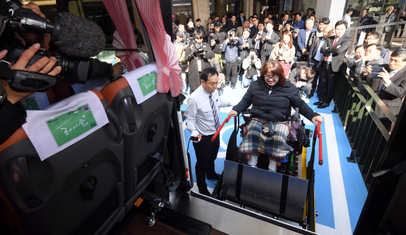 휠체어 탑승 고속버스의 시범운영이 시행된 28일 서울 강남고속버스터미널에서 휠체어를 탄 장애인들이 특별 제작된 고속버스에 승.하차 하는 시연을 하고 있다. 2019. 10. 28 정연호 기자  tpgod@seoul.co.kr
