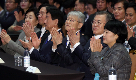 문재인 대통령이 28일 서울 삼성동 코엑스에서 열린 인공지능관련 회의 ‘DEVIEW2019’에 참석해 석상옥 네이버랩스 대표의 발표를 듣고 박수치고 있다. 오른쪽은 한성숙 네이버 대표. 2019. 10.28. 도준석 기자pado@seoul.co.kr