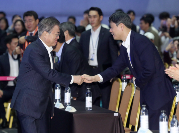 문재인 대통령이 28일 서울 삼성동 코엑스에서 열린 인공지능관련 회의 ‘DEVIEW2019’에 참석하며 장병규 4차산업혁명위원장과 인사하고 있다. 2019. 10.28. 도준석 기자pado@seoul.co.kr