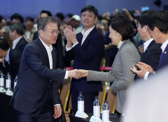 문재인 대통령이 28일 서울 삼성동 코엑스에서 열린 인공지능관련 회의 ‘DEVIEW2019’에 참석하며 박영선 중소벤처기업부 장관과 인사하고 있다. 가운데는 장병규 4차산업혁명위원장. 2019. 10.28. 도준석 기자pado@seoul.co.kr