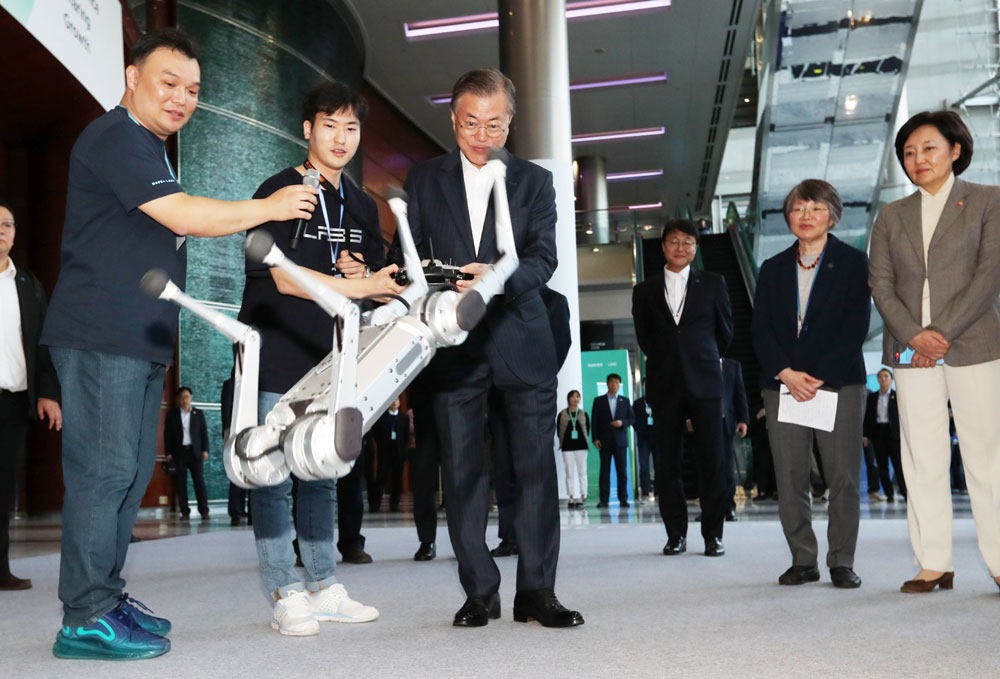 문재인 대통령이 28일 서울 삼성동 코엑스에서 열린 인공지능관련 회의 ‘DEVIEW2019’에 참석해 미니 치타로봇을 시연하고 있다. 2019. 10.28. 도준석 기자pado@seoul.co.kr