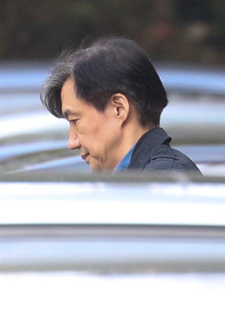 굳은 표정의 조국