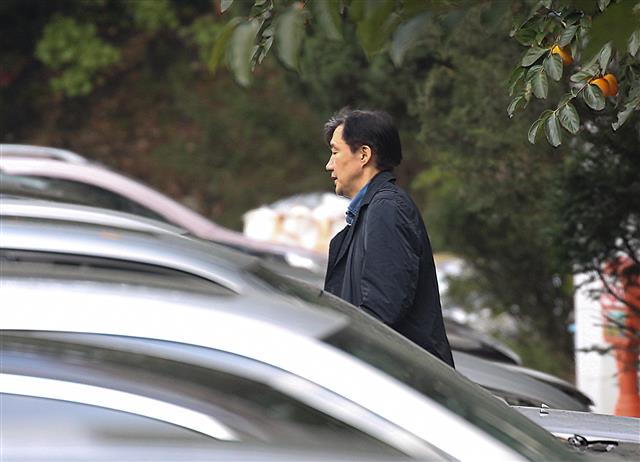 자택 나서는 조국