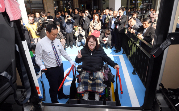 휠체어 탑승 고속버스의 시범운영이 시행된 28일 서울 강남고속버스터미널에서 휠체어를 탄 장애인들이 특별 제작된 고속버스에 승.하차 하는 시연을 하고 있다. 정연호 기자  tpgod@seoul.co.kr