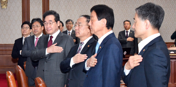 29일 정부서울청사에서 열린 국무회의에 이낙연 총리가 국기에 대한 경례를 하고 있다.  2019.10.29 박지환기자 popocar@seoul.co.kr