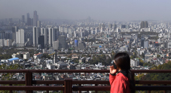 서울지역 미세먼지 농도가 ‘나쁨’ 수준을 보인 29일 서울 남산에서 바라본 도심이 미세먼지로 인해 뿌옇게 보인다. 2019.10.29. 오장환 기자 5zzang@seoul.co.kr