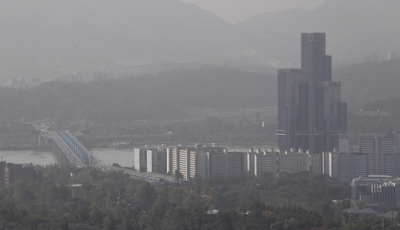 서울지역 미세먼지 농도가 ‘나쁨’ 수준을 보인 29일 서울 남산에서 바라본 도심이 미세먼지로 인해 뿌옇게 보인다. 2019.10.29. 오장환 기자 5zzang@seoul.co.kr
