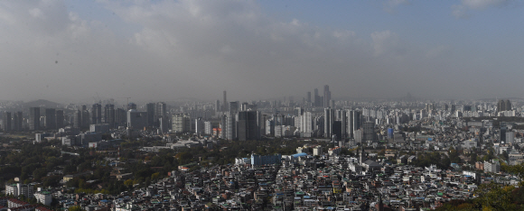 서울지역 미세먼지 농도가 ‘나쁨’ 수준을 보인 29일 서울 남산에서 바라본 도심이 미세먼지로 인해 뿌옇게 보인다. 2019.10.29. 오장환 기자 5zzang@seoul.co.kr