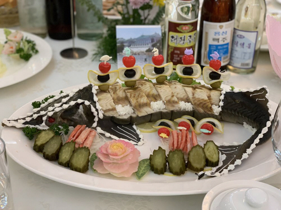 2019년 10월 28일 오후 평양 옥류관에서 2019 아시아 유소년·주니어 역도선수권 대회 고별만찬이 열리고 있다. 만찬에 차려진 다양한 요리들. 2019. 10.29. 사진공동취재단