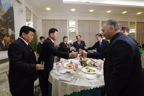 차희림 2019 아시아 유소년·주니어 역도선수권 대회 조직위원장(맨왼쪽)과 내빈이 28일 평양 옥류관에서 열린 고별 만찬에서 건배하고 있다. 2019. 10.29. 사진공동취재단