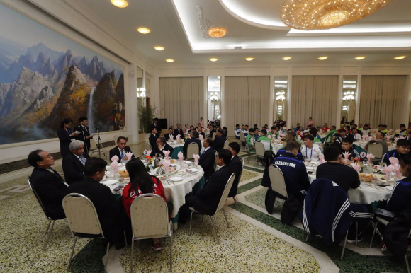 차희림 2019 아시아 유소년·주니어 역도선수권 대회 조직위원장이 28일 평양 옥류관에서 열린 고별 만찬에서 인사말을 하고 있다. 2019. 10.29. 사진공동취재단