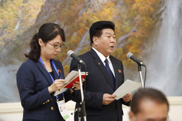 차희림 2019 아시아 유소년·주니어 역도선수권 대회 조직위원장(오른쪽)이 28일 평양 옥류관에서 열린 고별 만찬에서 인사말을 하고 있다. 2019. 10.29. 사진공동취재단