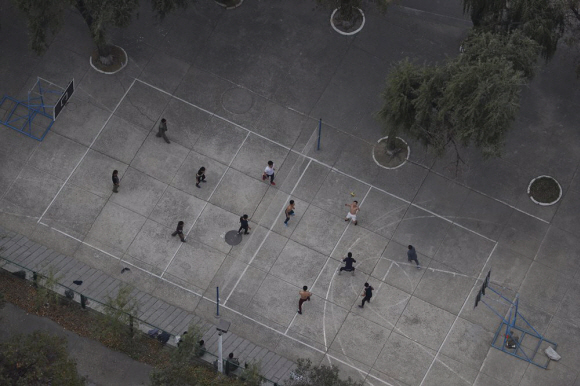 2019년 10월 25일 평양 대동강변에서 청년들이 족구를 하고 있다. 2019. 10.29. 사진공동취재단