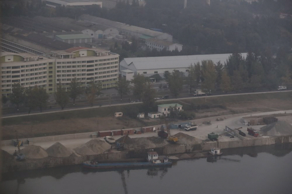 2019년 10월 21일 평양 대동강에서 모래 채취 작업이 이뤄지고 있다. 2019. 10.29. 사진공동취재단