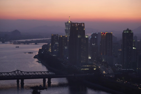 2019년 10월 19일 평양 미래과학자거리 뒤로 노을이 지고 있다. 2019. 10.29. 사진공동취재단