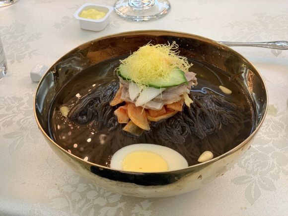 2019년 10월 28일 오후 평양 옥류관에서 2019 아시아 유소년?주니어 역도선수권 대회 고별만찬이 열리고 있다. 2019. 10.29. 사진공동취재단