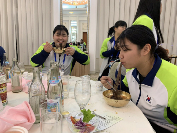 2019년 10월 28일 오후 평양 옥류관에서 2019 아시아 유소년?주니어 역도선수권 대회 고별만찬이 열려 우리 선수들이 냉면을 먹고 있다. 2019. 10.29. 사진공동취재단