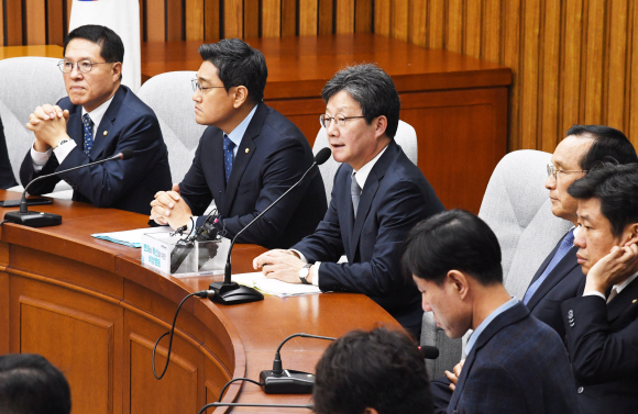 바른미래당 내 비당권파 모임 ‘변화와 혁신을 위한 행동’(변혁) 대표인 유승민 의원이 29일 오전 국회에서 열린 국회의원-지역위원장(원외) 연석회의에서 발언하고 있다.2019.10.29 . 김명국선임기자 daunso@seoul.co.kr