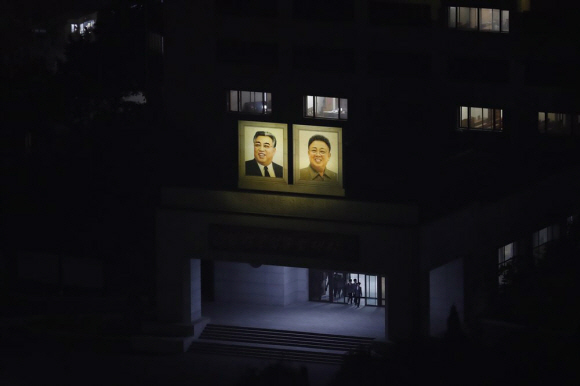 2019년 10월 21일 평양 김책공업종합대학 들머리에 걸린 북쪽 김일성 주석과 김정일 조선노동당 총비서의 초상화에 불이 밝혀져 있다. 2019. 10.29. 사진공동취재단