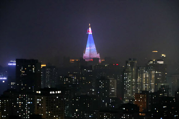 평양의 밤에 우뚝 솟은 류경호텔