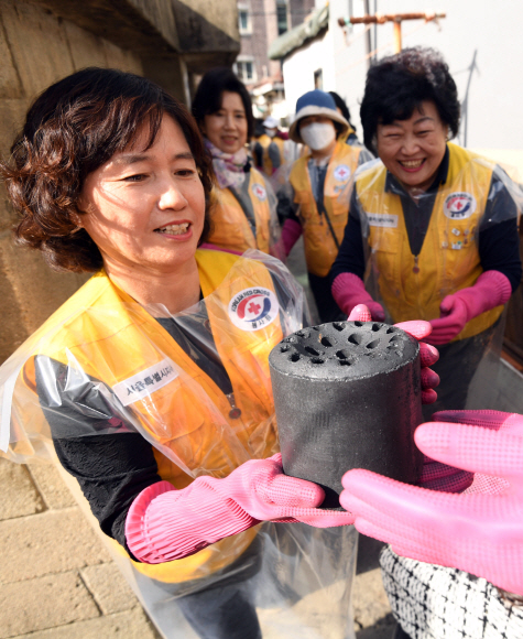 고려아연 임직원들과 대한적십자사 서울특별지사 봉사단원들이 29일 서울 노원구 희망촌에서 연탄 나눔 봉사를 하고 있다.고려아연은 이번 봉사에서 연탄 12,000장과 백미 600kg을 상계 3?동 취약계층 60세대에 전달했다. 2019. 10. 29. 박윤슬 기자 seul@seoul.co.kr