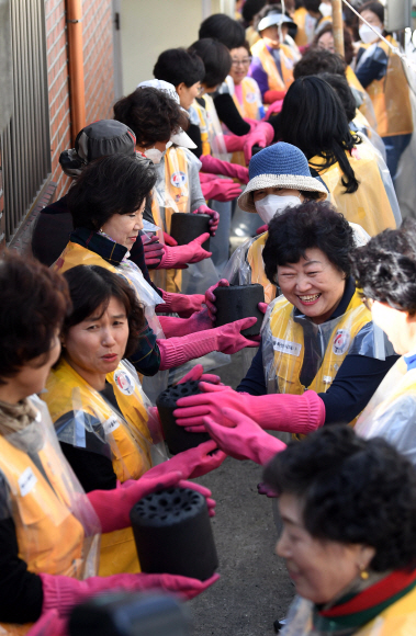 고려아연 임직원들과 대한적십자사 서울특별지사 봉사단원들이 29일 서울 노원구 희망촌에서 연탄 나눔 봉사를 하고 있다.고려아연은 이번 봉사에서 연탄 12,000장과 백미 600kg을 상계 3?동 취약계층 60세대에 전달했다. 2019. 10. 29. 박윤슬 기자 seul@seoul.co.kr