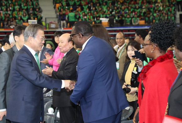 <청와대> 전국새마을지도자대회/ 문재인 대통령이 29일 오후 수원실내체육관에서 열린 전국새마을지도자대회에 참석자들과 악수를 치고 있다. 2019. 10.29. 도준석 기자pado@seoul.co.kr