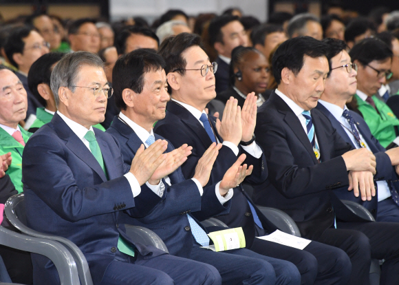 문재인 대통령이 29일 오후 수원실내체육관에서 열린 전국새마을지도자대회에 참석 하고 있다. 2019. 10.29. 도준석 기자pado@seoul.co.kr