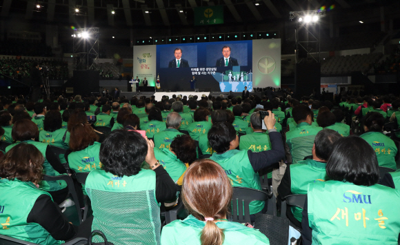 <청와대> 전국새마을지도자대회/ 문재인 대통령이 29일 오후 수원실내체육관에서 열린 전국새마을지도자대회에 축사를 하고 있다. 2019. 10.29. 도준석 기자pado@seoul.co.kr