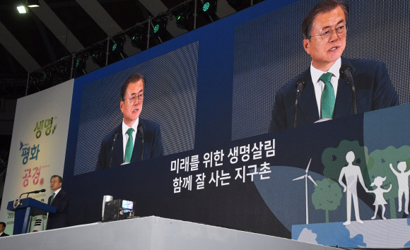 문재인 대통령이 29일 오후 수원실내체육관에서 열린 전국새마을지도자대회에서 인사말을 하고 있다. 2019. 10.29. 도준석 기자pado@seoul.co.kr