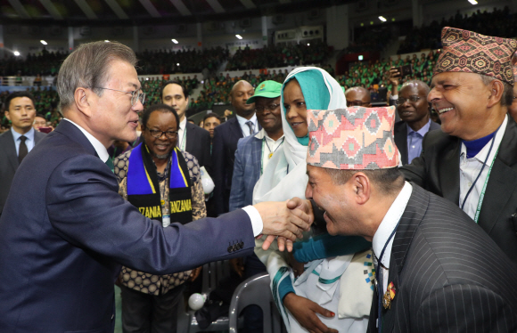 <청와대> 전국새마을지도자대회/ 문재인 대통령이 29일 오후 수원실내체육관에서 열린 전국새마을지도자대회에 참석자들과 악수를 치고 있다. 2019. 10.29. 도준석 기자pado@seoul.co.kr