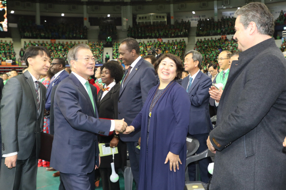 <청와대> 전국새마을지도자대회/ 문재인 대통령이 29일 오후 수원실내체육관에서 열린 전국새마을지도자대회에 참석자들과 악수를 치고 있다. 2019. 10.29. 도준석 기자pado@seoul.co.kr