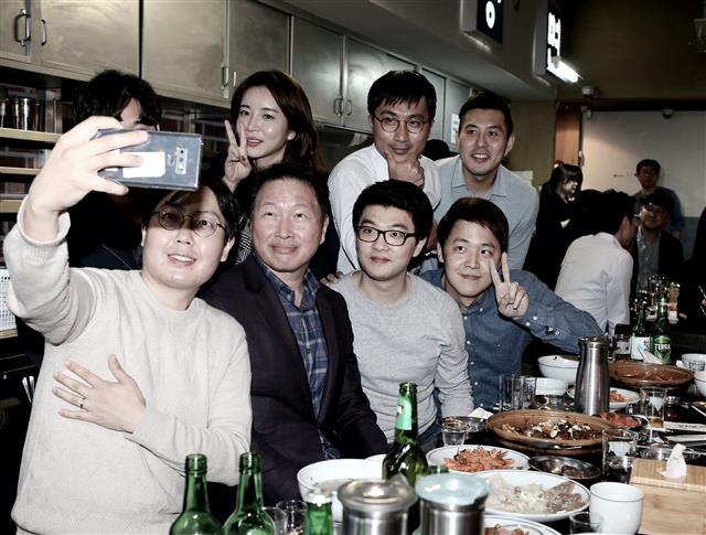 최태원(앞줄 왼쪽 두 번째) SK그룹 회장이 지난 28일 서울 시내의 한 식당에서 저녁 식사를 겸한 간담회 행복토크를 열고 직원들과 셀카를 찍고 있다. SK그룹 제공