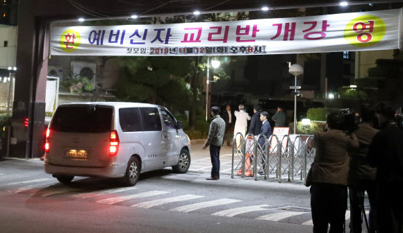 문 대통령 모친 빈소에 장례차량