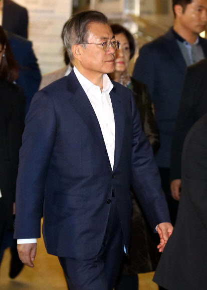 모친 임종 지킨 문재인 대통령