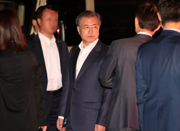 빈소 이동하는 문재인 대통령