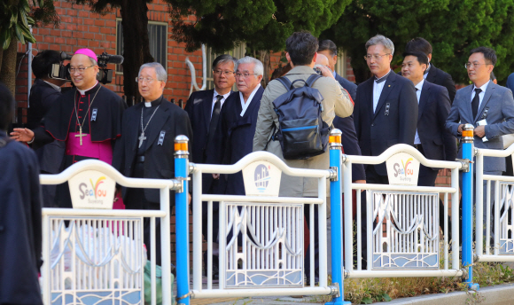 종교 지도자들이 30일 오전 부산 수영구 남천동성당에 마련된 문재인 대통령의 모친 故 강한옥 여사의 빈소를 찾고 있다. 2019. 10.30. 도준석 기자pado@seoul.co.kr
