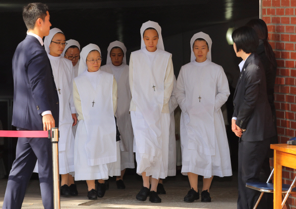 수녀님들이 30일 오전 부산 수영구 남천동 성당에 마련된 문재인 대통령의 모친 故 강한옥 여사의 빈소에서 연도 의식을 마친 뒤 성당을 나서고 있다. 2019. 10.30. 도준석 기자pado@seoul.co.kr