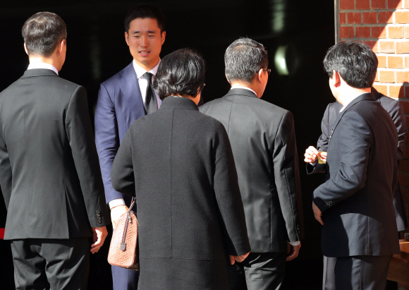 문재인 대통령의 가족, 친지들이 30일 오전 부산 수영구 남천동성당에 마련된 故 강한옥 여사의 빈소를 찾아 조문하고 있다. 2019. 10.30. 도준석 기자pado@seoul.co.kr